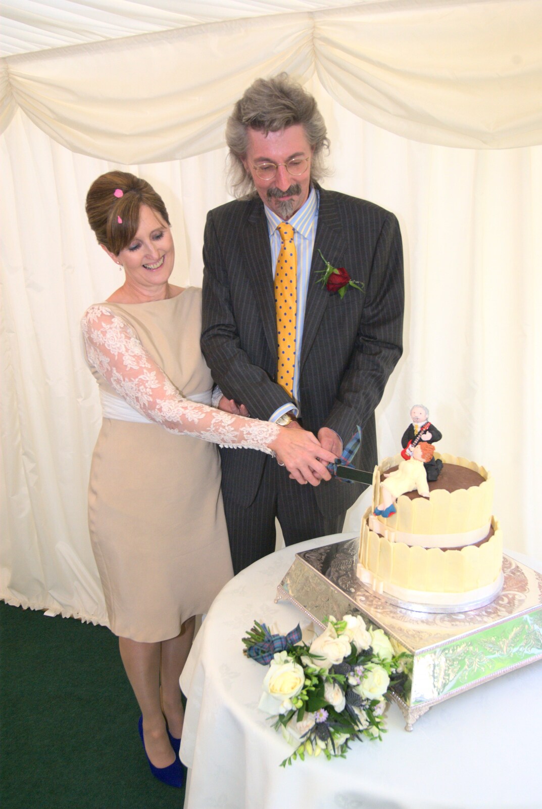 Wilma and Rob cut the cake from Rob and Wilma's Wedding, Thornham and Thrandeston, Suffolk - 6th August 2011