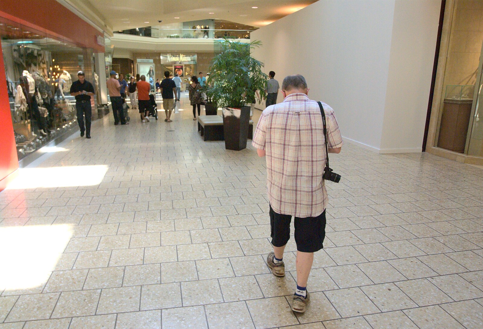 Hamish roams around the Short Hills Mall from Phil and Tania's Wedding, Short Hills, New Jersey, USA - 20th August 2011