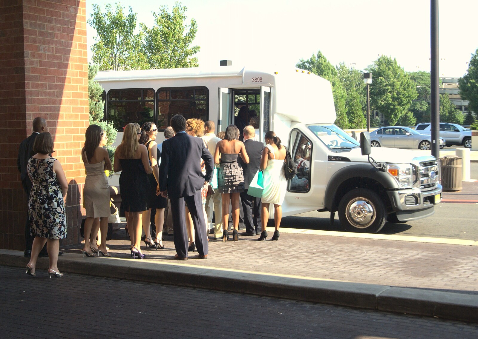 The bus loads up from Phil and Tania's Wedding, Short Hills, New Jersey, USA - 20th August 2011