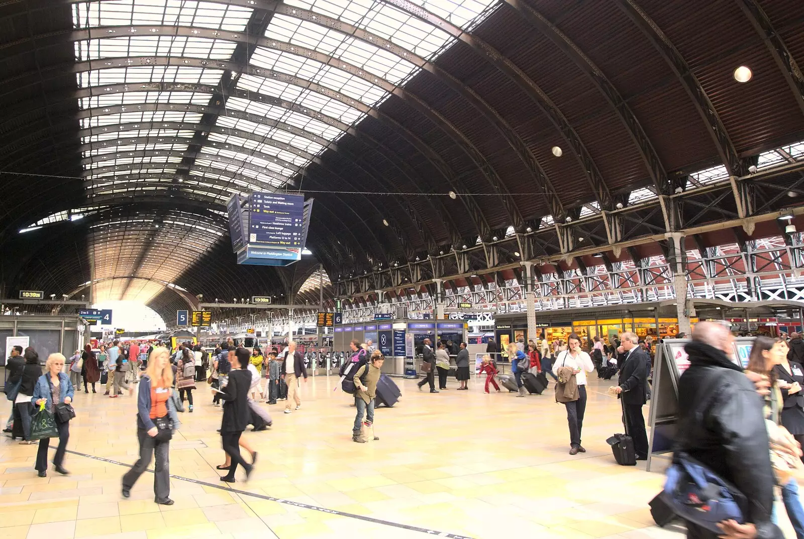 The main concourse at Paddington, from A Manhattan Hotdog, New York, USA - 21st August 2011