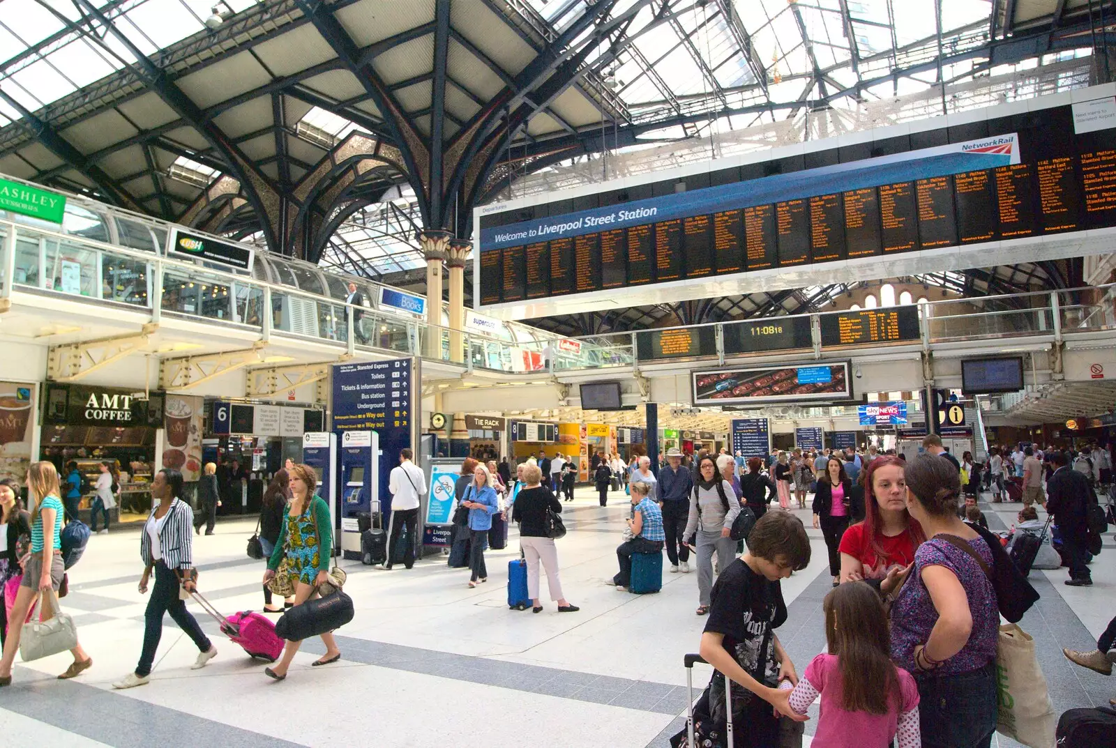 Liverpool Street station's concourse, from A Manhattan Hotdog, New York, USA - 21st August 2011