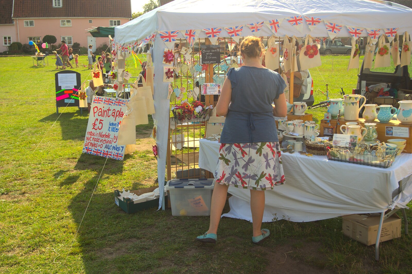 Isobel checks out a pottery stall from BSCC at Roydon, TouchType's Hack Day, and a Summer Fair, Cambridge and Diss - 1st September 2011