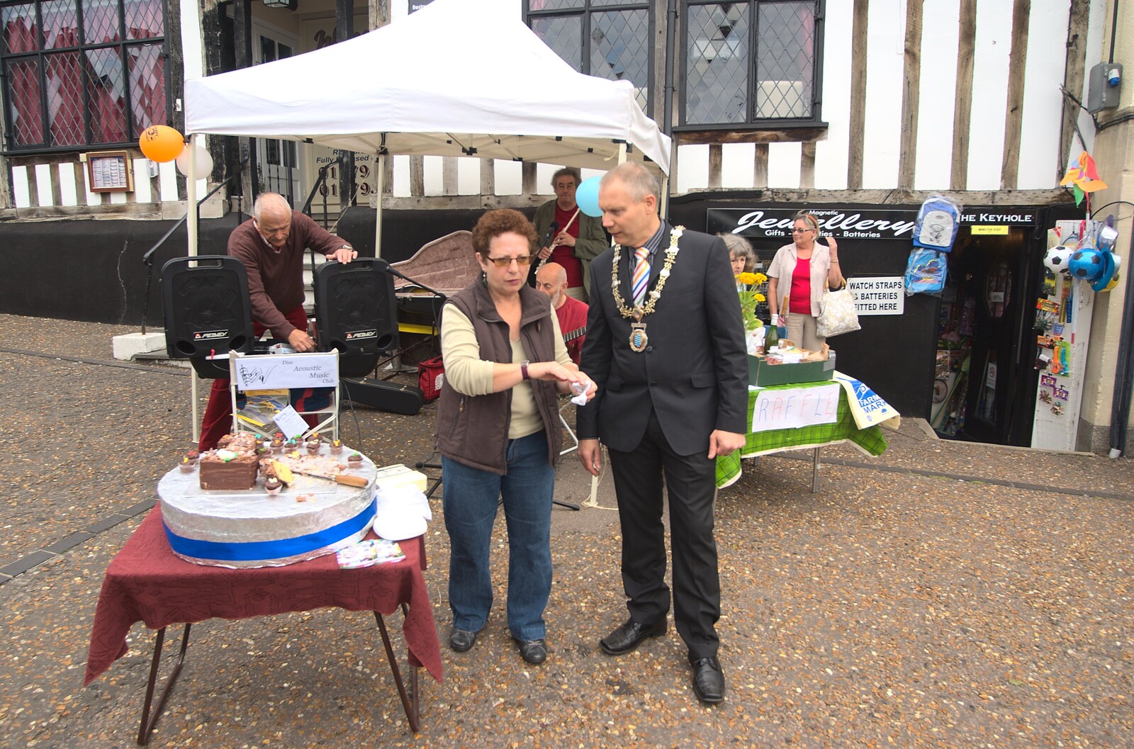 The Mayor of Diss briefly appears from Farmers' Market and Harvest Day, Diss and Brome, Norfolk and Suffolk - 10th September 2011