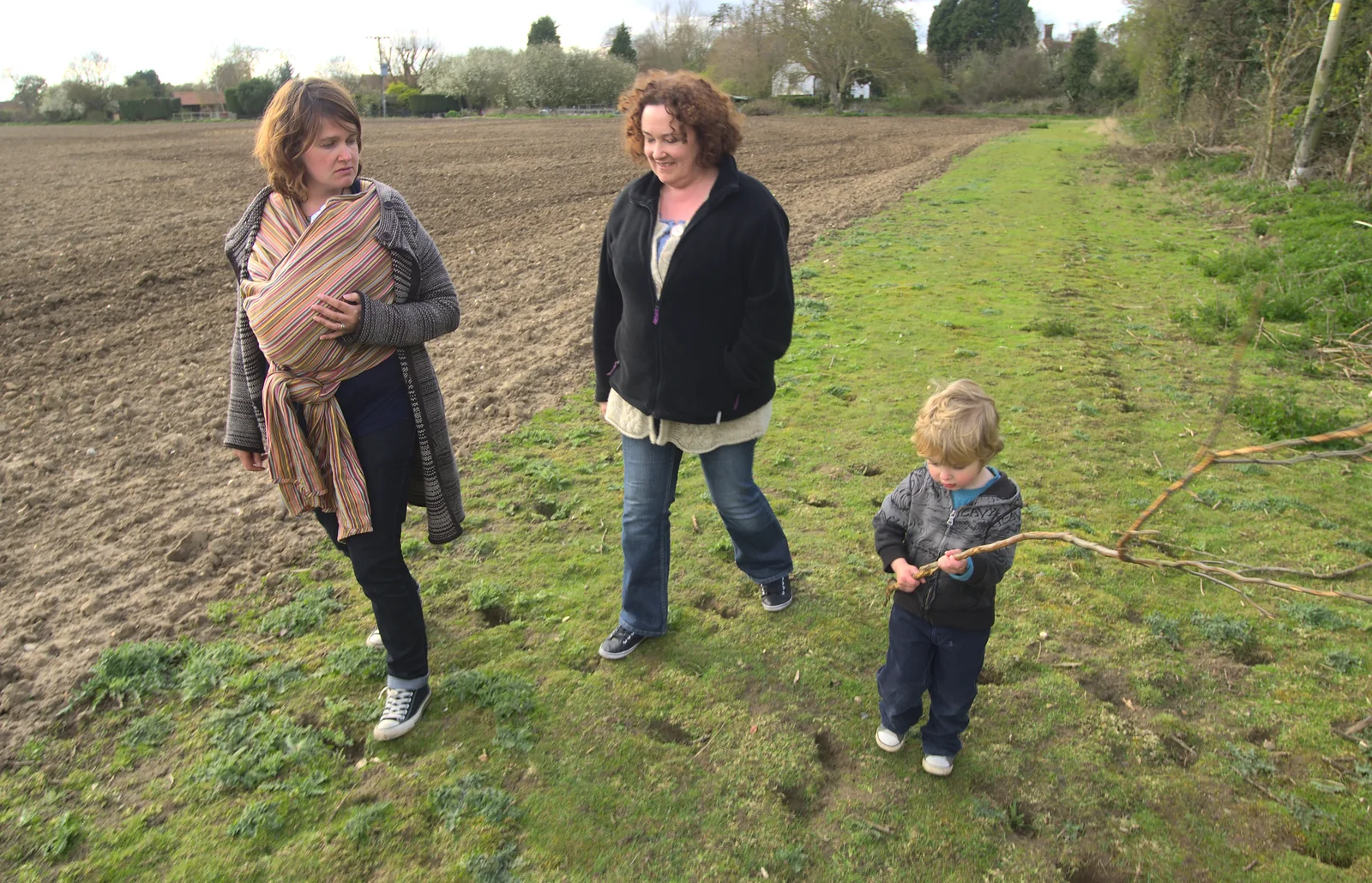 Trundling around the back field, from Evelyn and "Da Wheeze", and Lunch at the Cock Inn, Brome, Ipswich and Diss - 9th April 2012