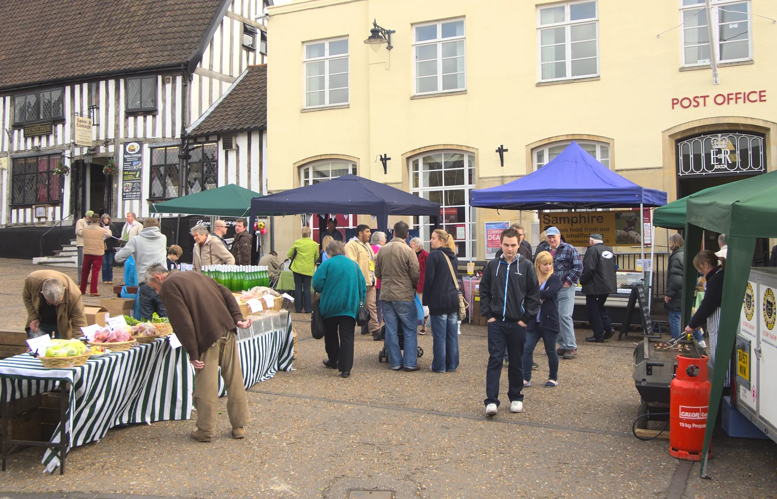 Farmers' Market on Diss market place, from Evelyn and "Da Wheeze", and Lunch at the Cock Inn, Brome, Ipswich and Diss - 9th April 2012