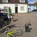 The BSCC Cycling Weekend, The Swan Inn, Thaxted, Essex - 12th May 2012, Phil points with his ruler