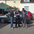 The BSCC Cycling Weekend, The Swan Inn, Thaxted, Essex - 12th May 2012, DH, Paul and The Boy Phil check something