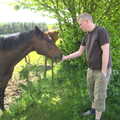 The BSCC Cycling Weekend, The Swan Inn, Thaxted, Essex - 12th May 2012, Bill feeds a horse