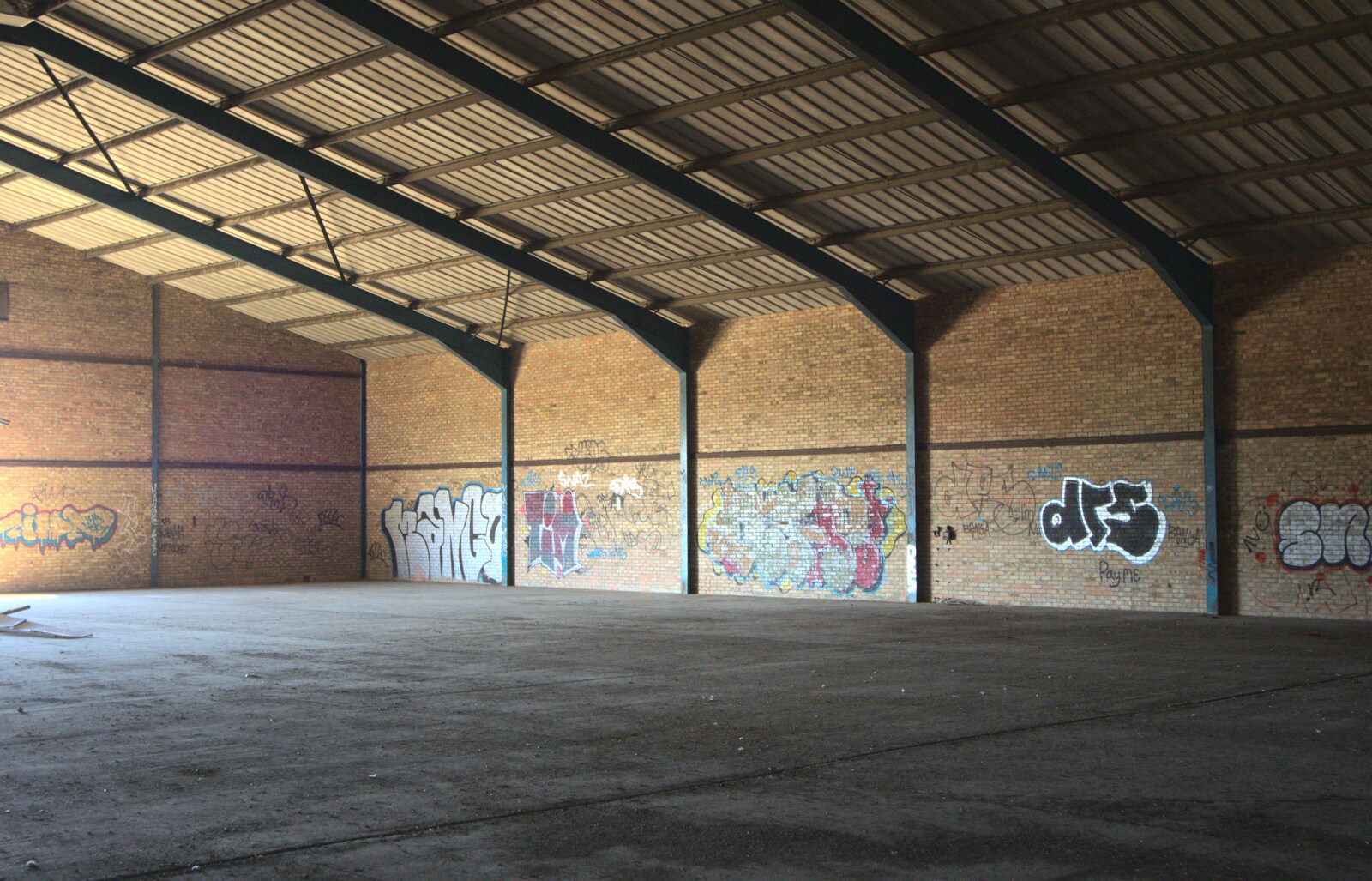 The huge empty warehouse from Rural Norfolk Dereliction and Graffiti, Ipswich Road, Norwich - 27th May 2012