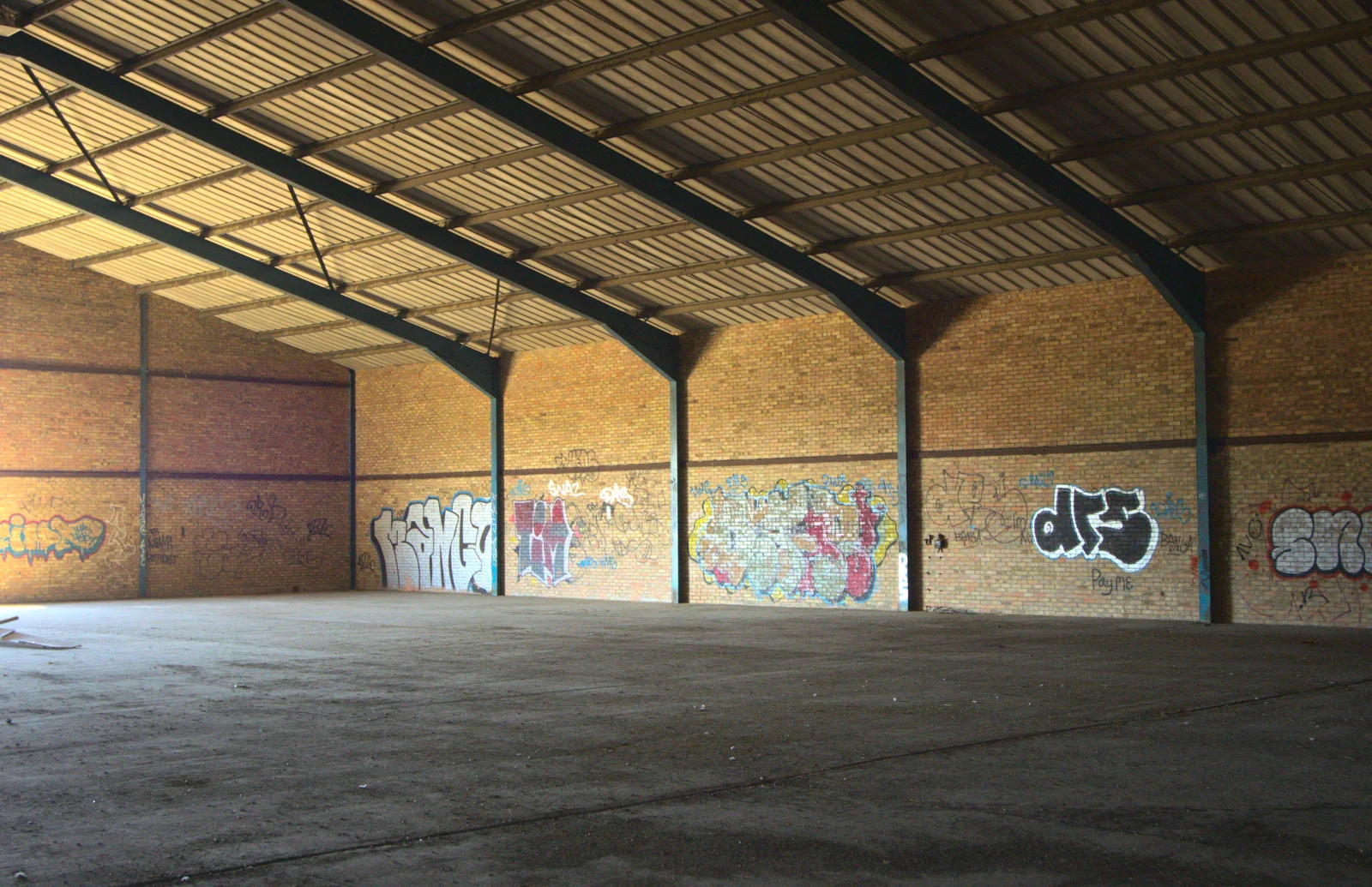 The huge empty warehouse, from Rural Norfolk Dereliction and Graffiti, Ipswich Road, Norwich - 27th May 2012