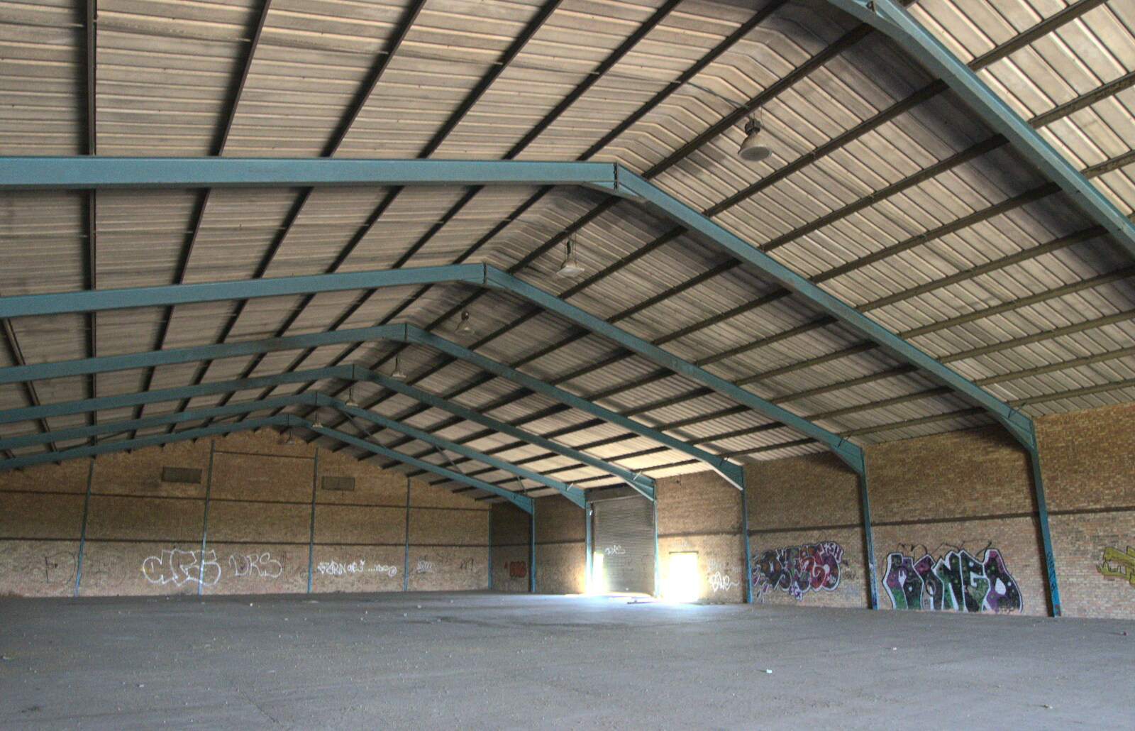 Another view of the huge spookily-empty warehouse from Rural Norfolk Dereliction and Graffiti, Ipswich Road, Norwich - 27th May 2012