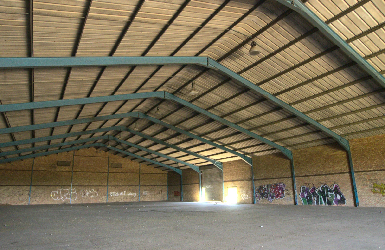 Another view of the huge spookily-empty warehouse, from Rural Norfolk Dereliction and Graffiti, Ipswich Road, Norwich - 27th May 2012