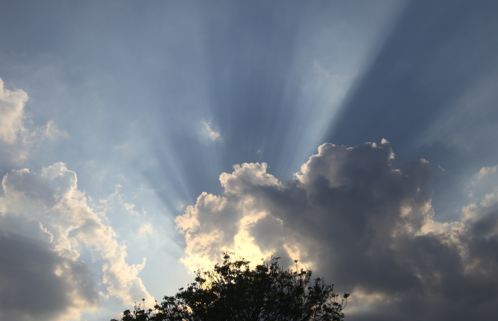 The BBs at the White Hart, Roydon, Norfolk - 1st June 2012: Some impressive crepuscular rays over the side field