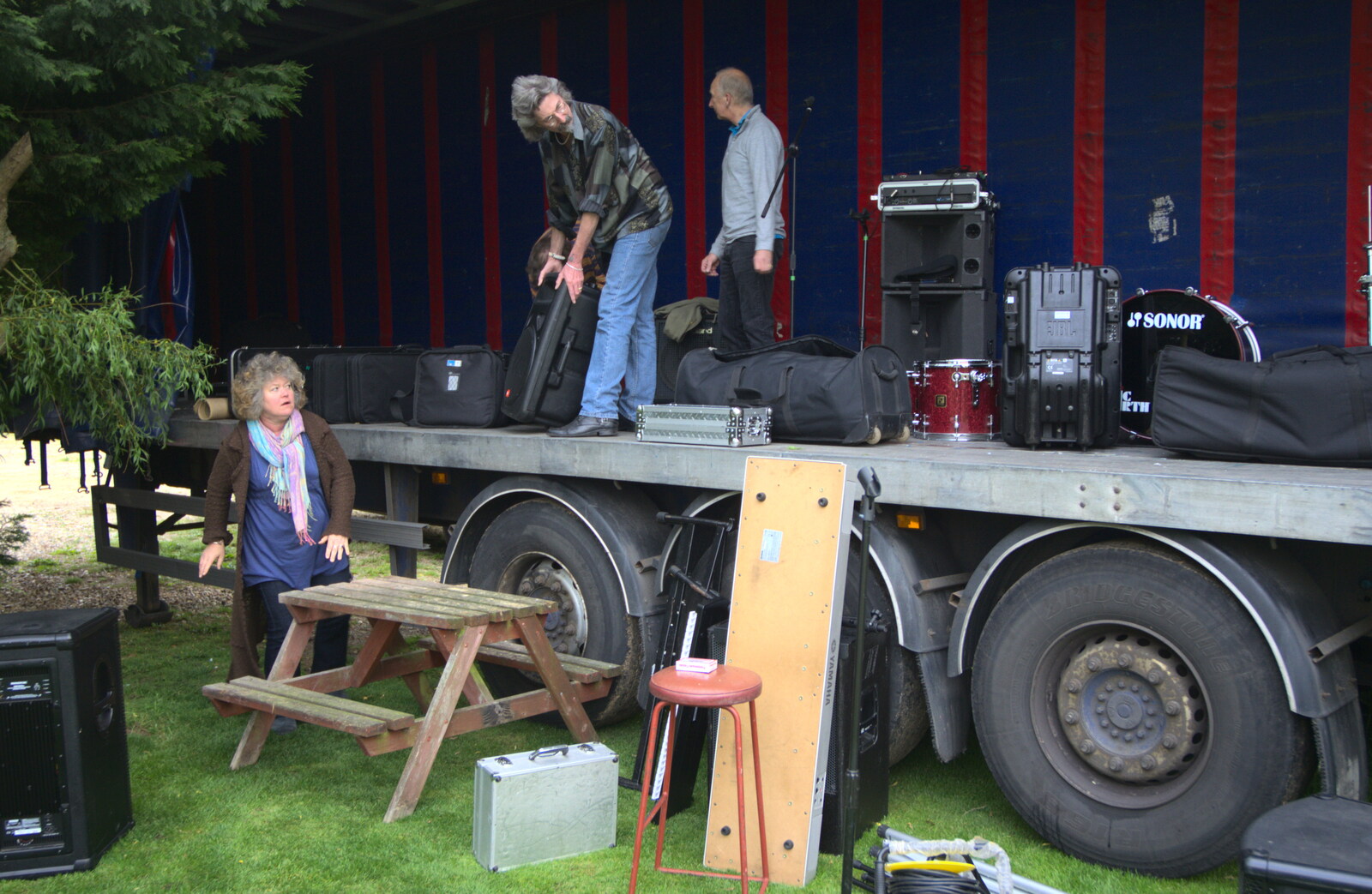 The BBs at the White Hart, Roydon, Norfolk - 1st June 2012: At Roydon, The BBs set up