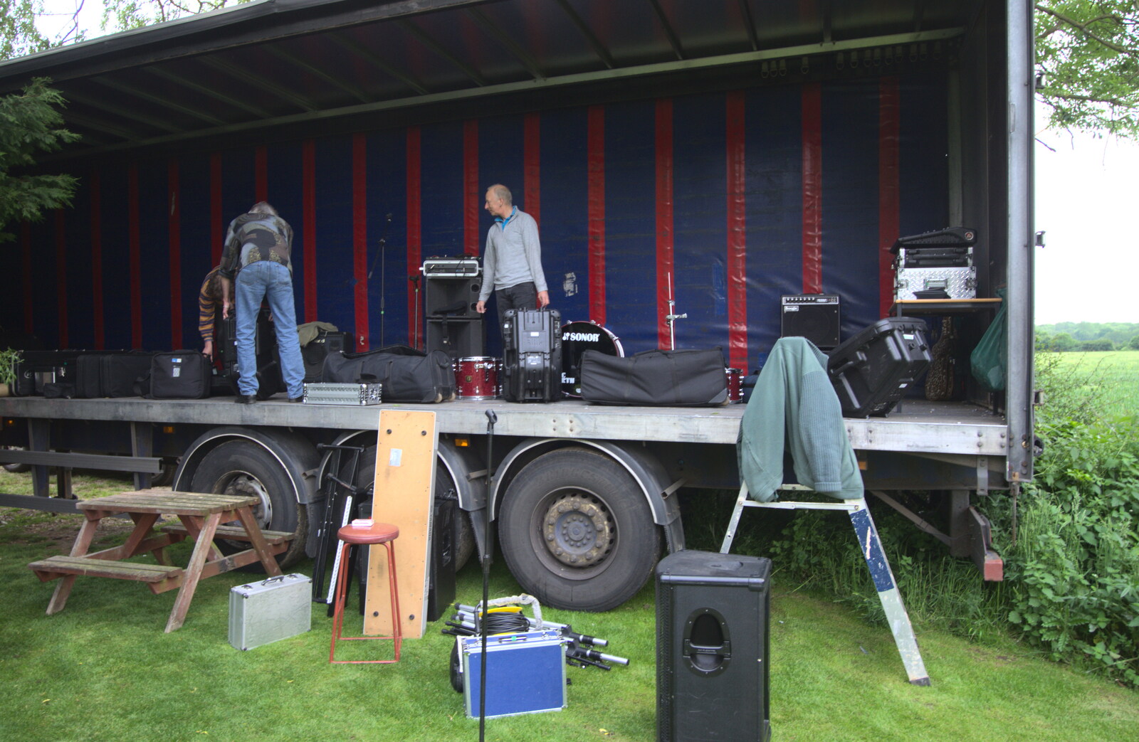 The BBs at the White Hart, Roydon, Norfolk - 1st June 2012: A stage on the back of a Tautliner trailer