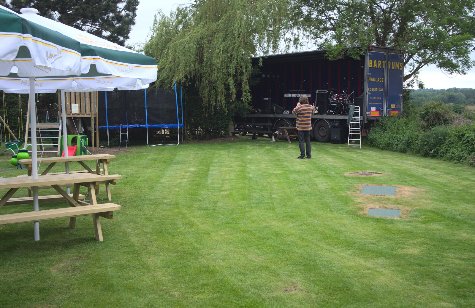 The BBs at the White Hart, Roydon, Norfolk - 1st June 2012: Max surveys the scene
