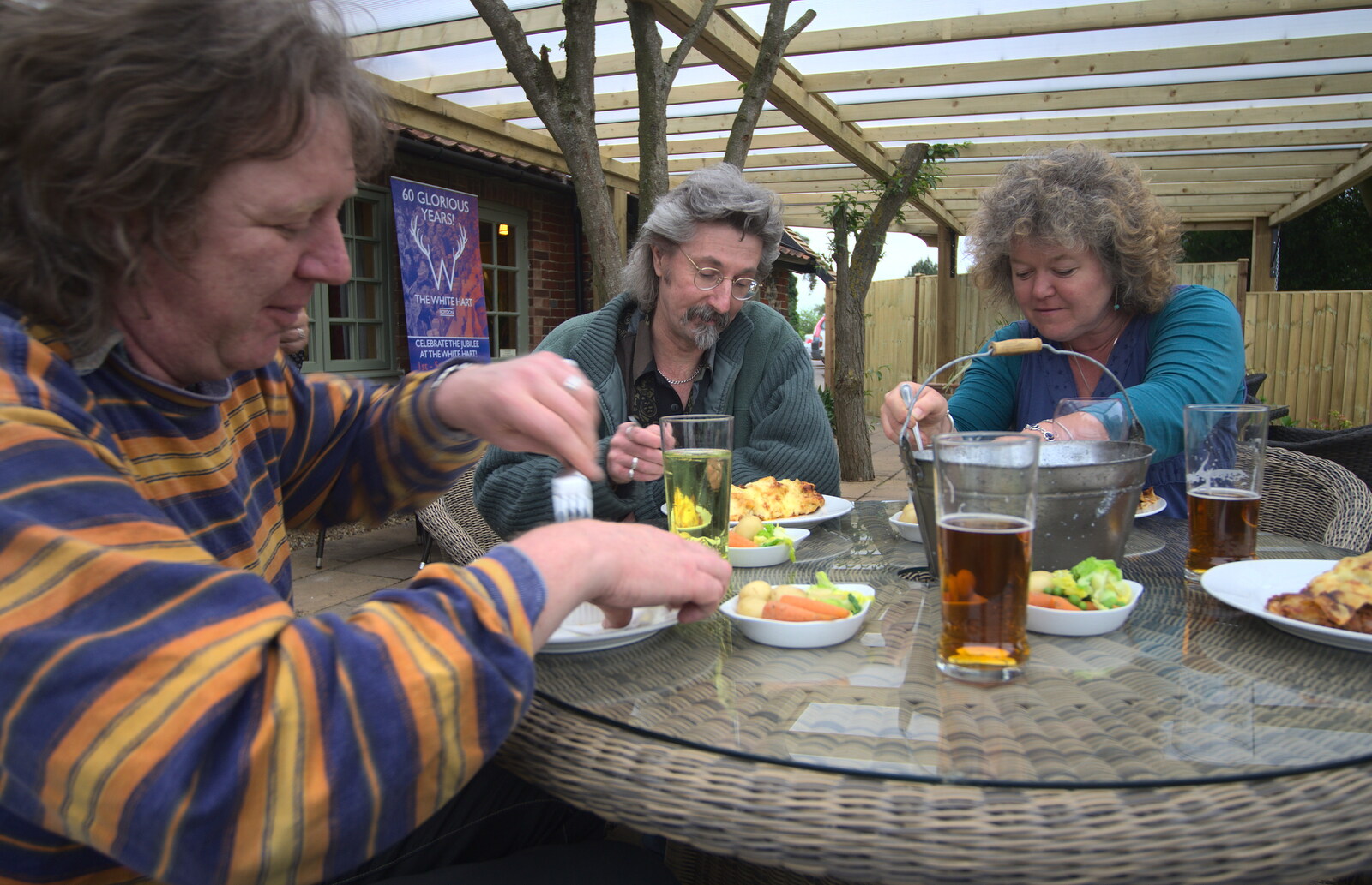 The BBs at the White Hart, Roydon, Norfolk - 1st June 2012: The band eat some food