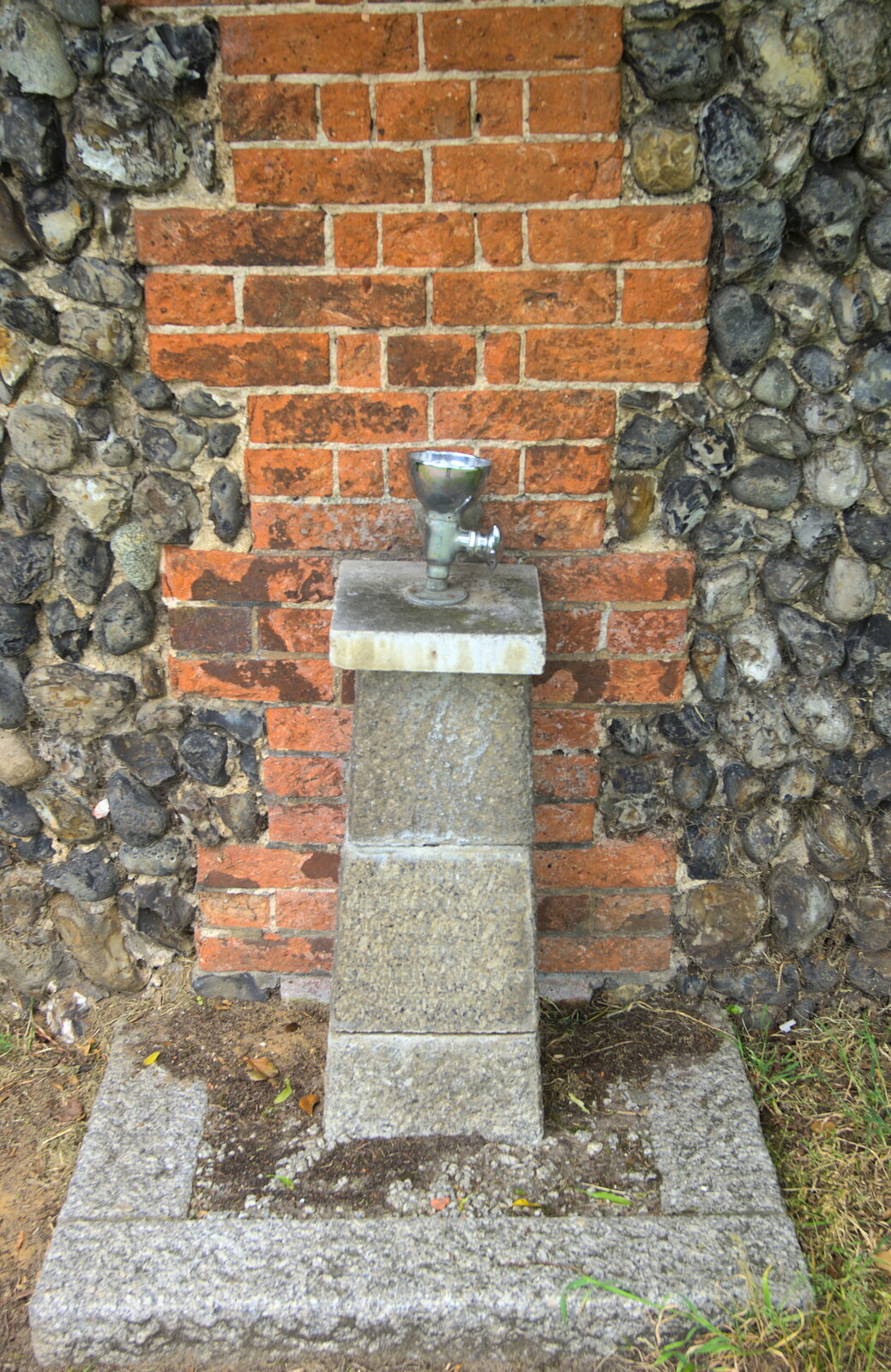 Fred's Sports Day and Other Stories, Palgrave, Suffolk - 2nd June 2012: A drinking fountain in Diss Park
