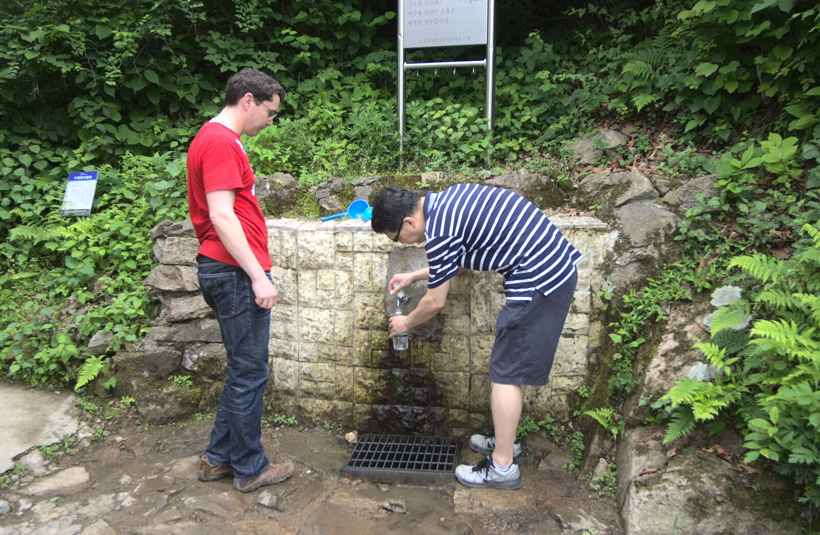 Hyosoo tops up our water stash at a spring-fed tap from Working at Samsung, and Geumosan Mountain, Gumi, Gyeongsangbuk-do, Korea - 24th June 2012