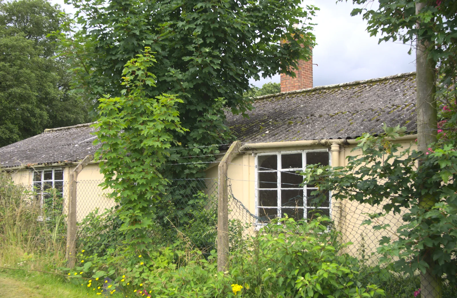 The derelict 1940s building on Park Road, from Stick Game at the Cross Keys, Redgrave, Suffolk - 20th July 2012