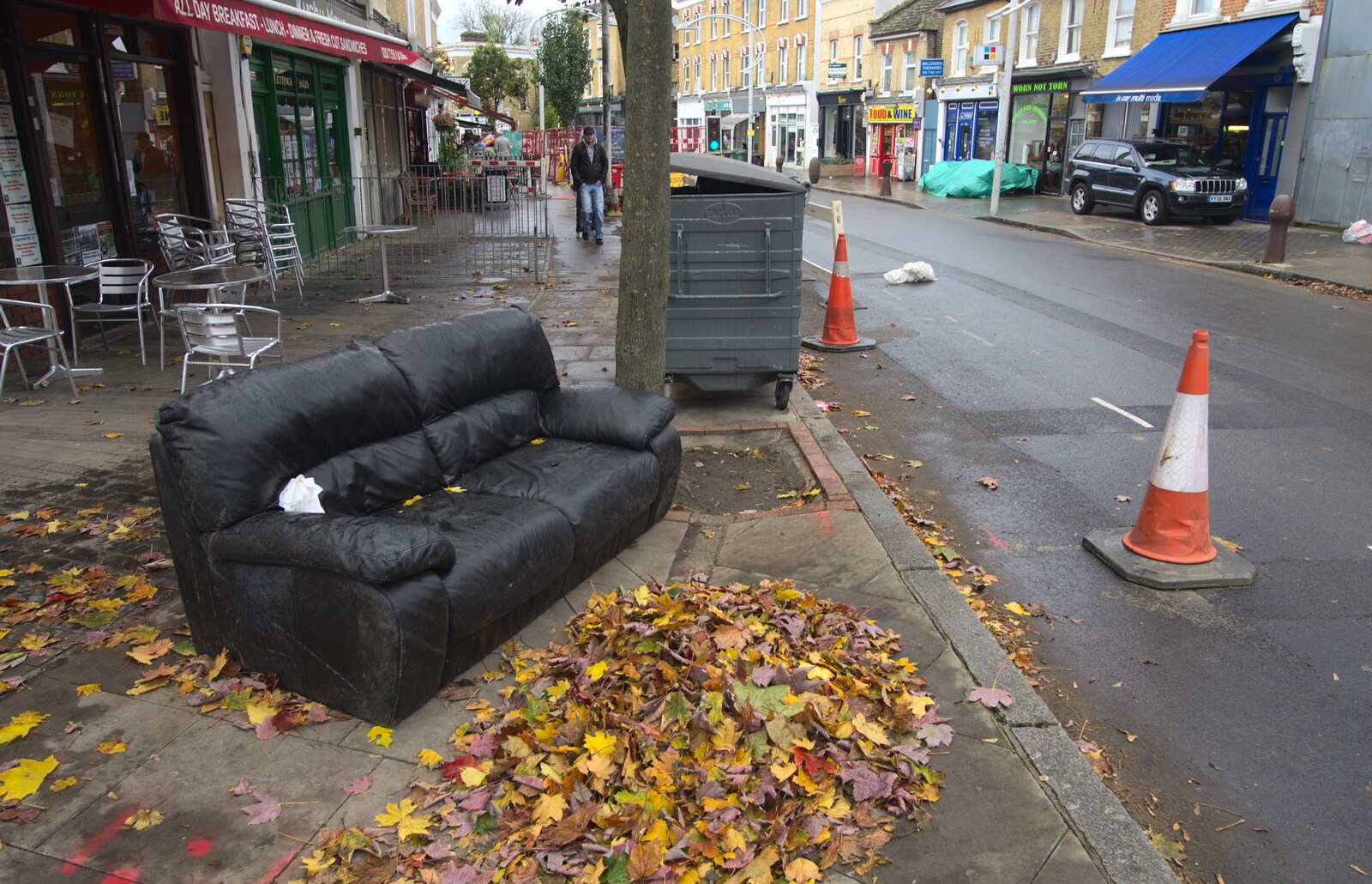 A sofa on the pavement, Bellenden Road from Another Trip to Peckham, Southwark, London - 28th October 2012