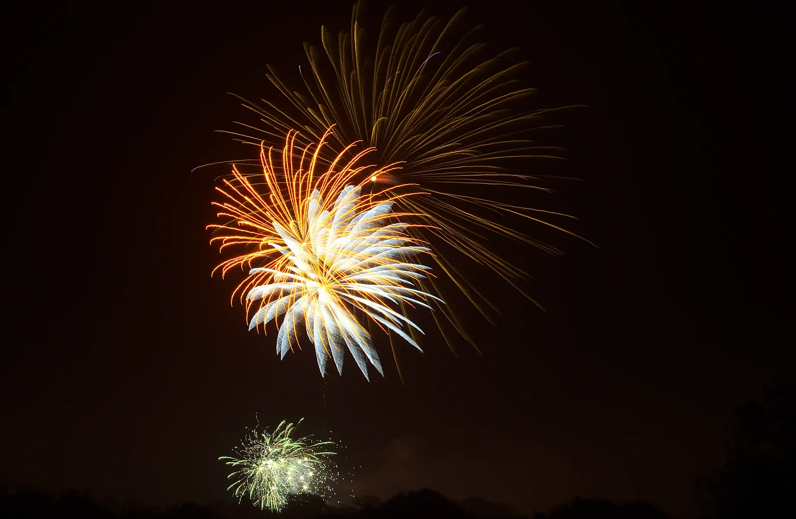 Some of the finale fireworks, from Butterflies and Fireworks, Brome and Wortham, Suffolk and Norfolk - 3rd November 2012