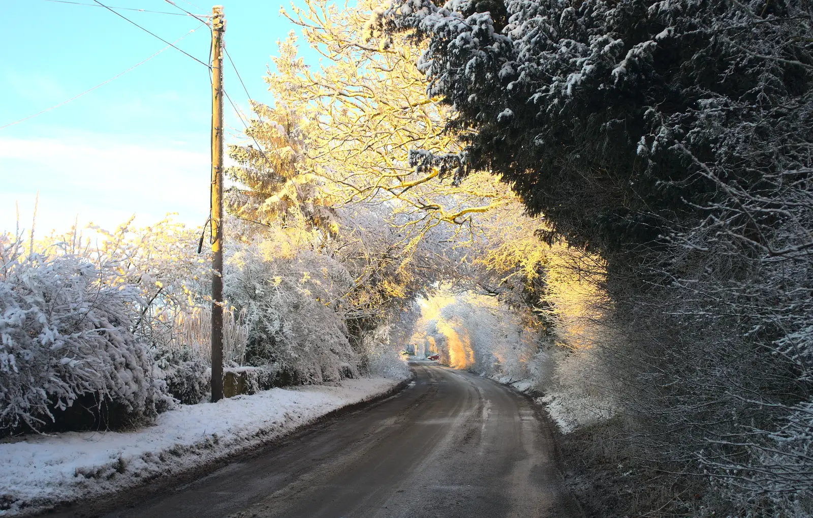 Down Rectory Road in Brome, from A Couple of Snow Days, Brome, Suffolk - 16th January 2013