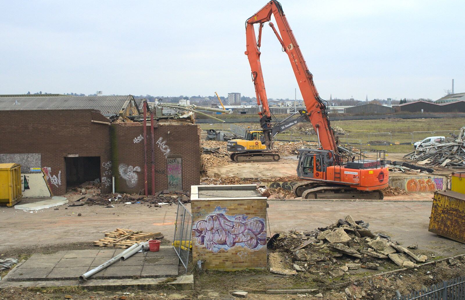 A pneumatic hammer gets to work from The Demolition of the Bacon Factory, Ipswich, Suffolk - 20th February 2013