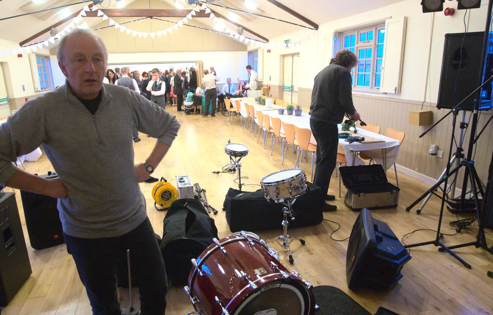 Henry sets up his kit, from A Very Random Norwich Day, and The BBs at Laxfield, Norfolk and Suffolk - 13th April 2013