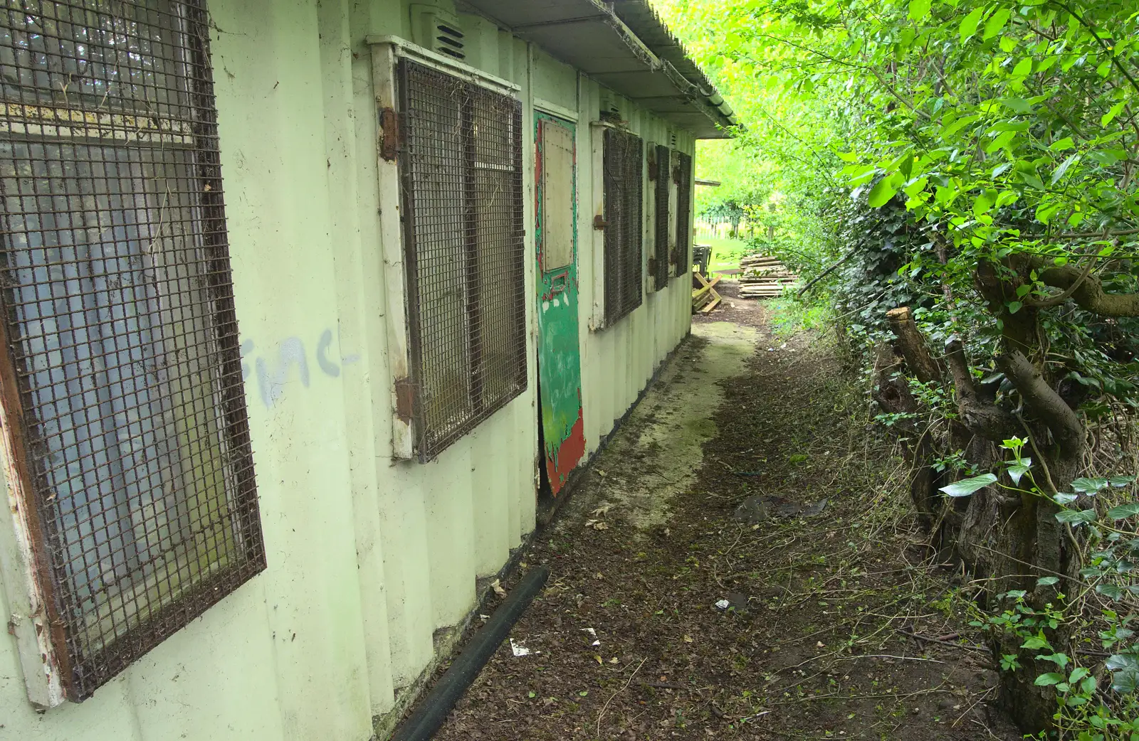 The side of the hut, from Demolishing The 1st Eye Scout Hut, Wellington Road, Eye, Suffolk - 11th May 2013