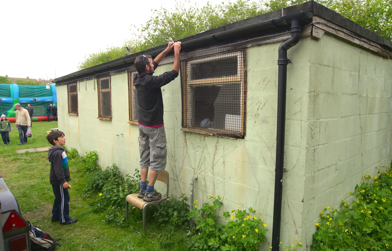 An opportunist makes off with the guttering, from Demolishing The 1st Eye Scout Hut, Wellington Road, Eye, Suffolk - 11th May 2013