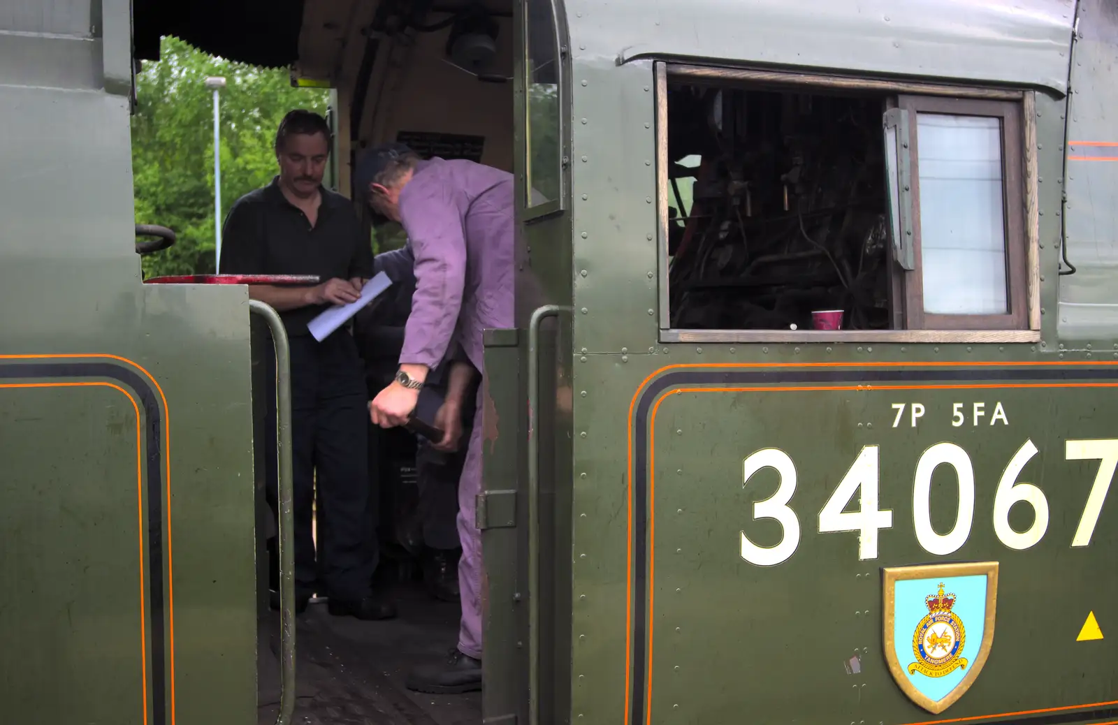 More coal is loaded, from Tangmere at Norwich Station, Norwich, Norfolk - 25th May 2013