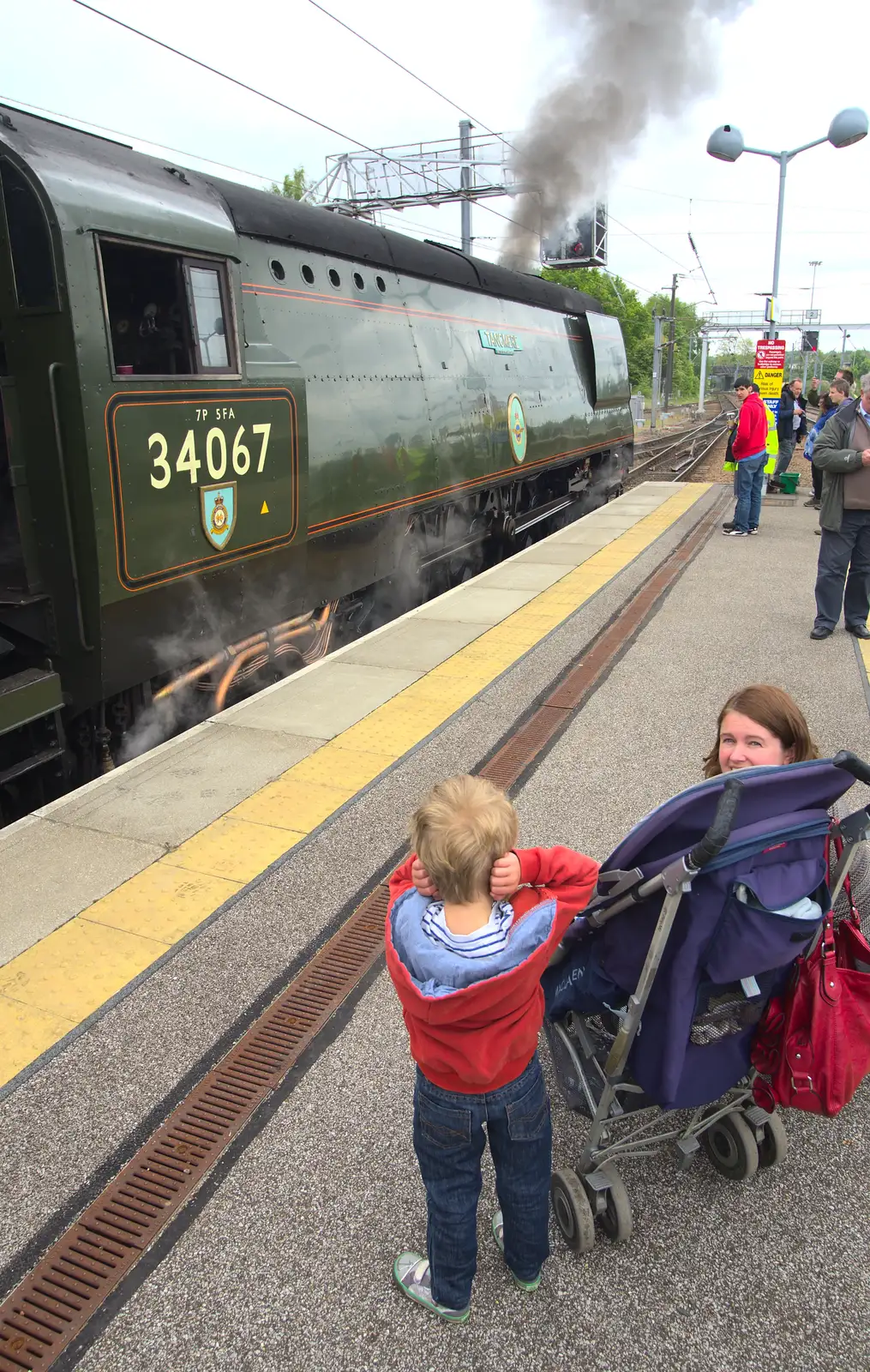 Fred is unimpressed with the noise, from Tangmere at Norwich Station, Norwich, Norfolk - 25th May 2013