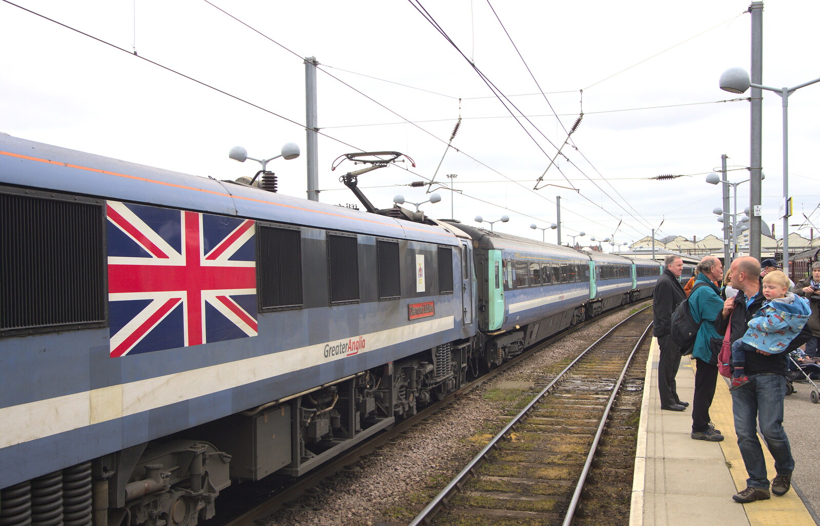 Another vintage - Class 90 90009 Diamond Jubilee from Tangmere at Norwich Station, Norwich, Norfolk - 25th May 2013