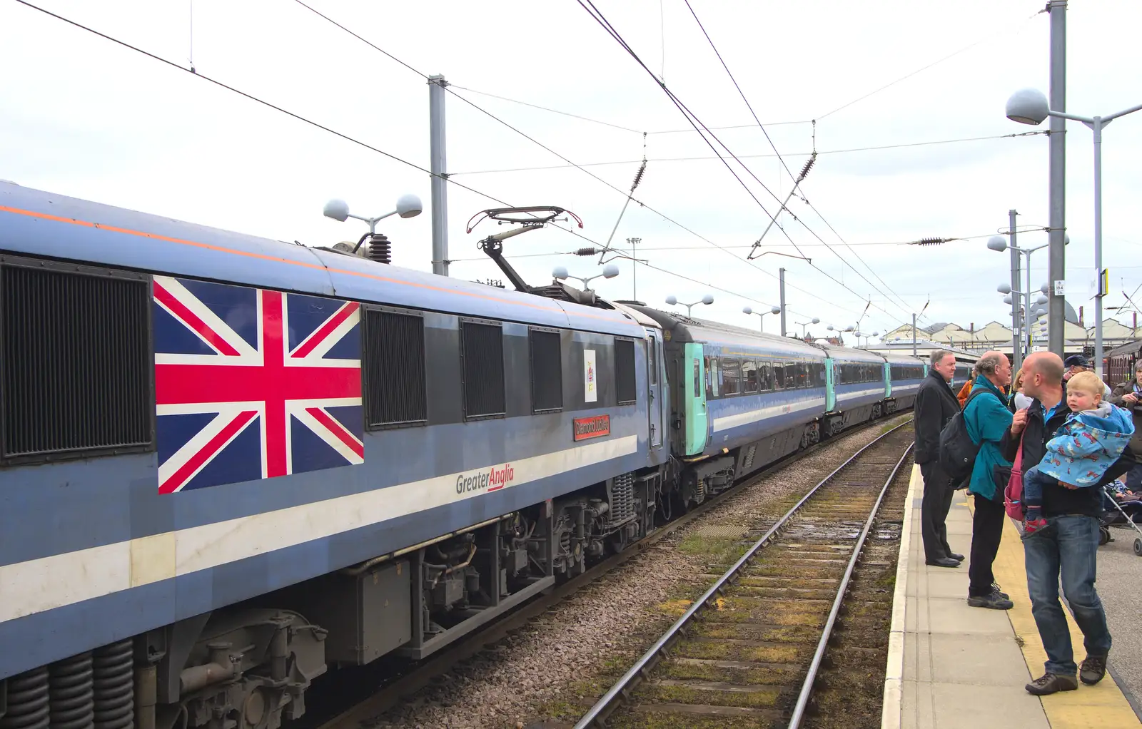 Another vintage - Class 90 90009 Diamond Jubilee, from Tangmere at Norwich Station, Norwich, Norfolk - 25th May 2013