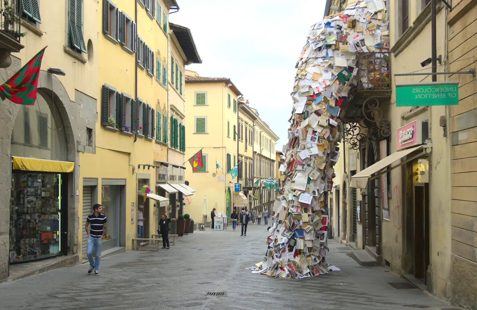 Another installation on the Corso Italia in Arezzo, from Marconi, Arezzo and the Sagra del Maccherone Festival, Battifolle, Tuscany - 9th June 2013