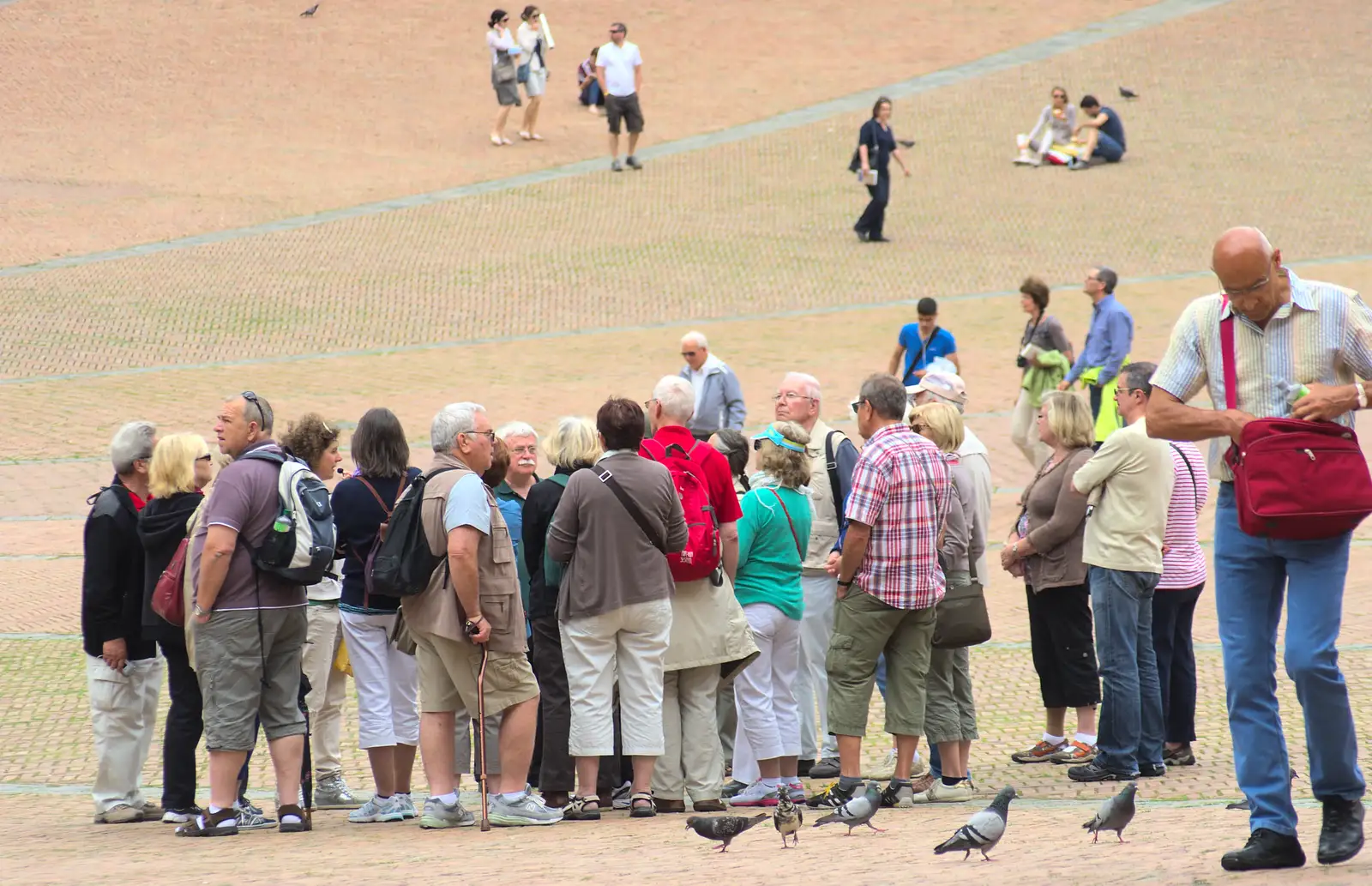 A flock of tourists, from A Tuscan Winery and a Trip to Siena, Tuscany, Italy - 10th June 2013