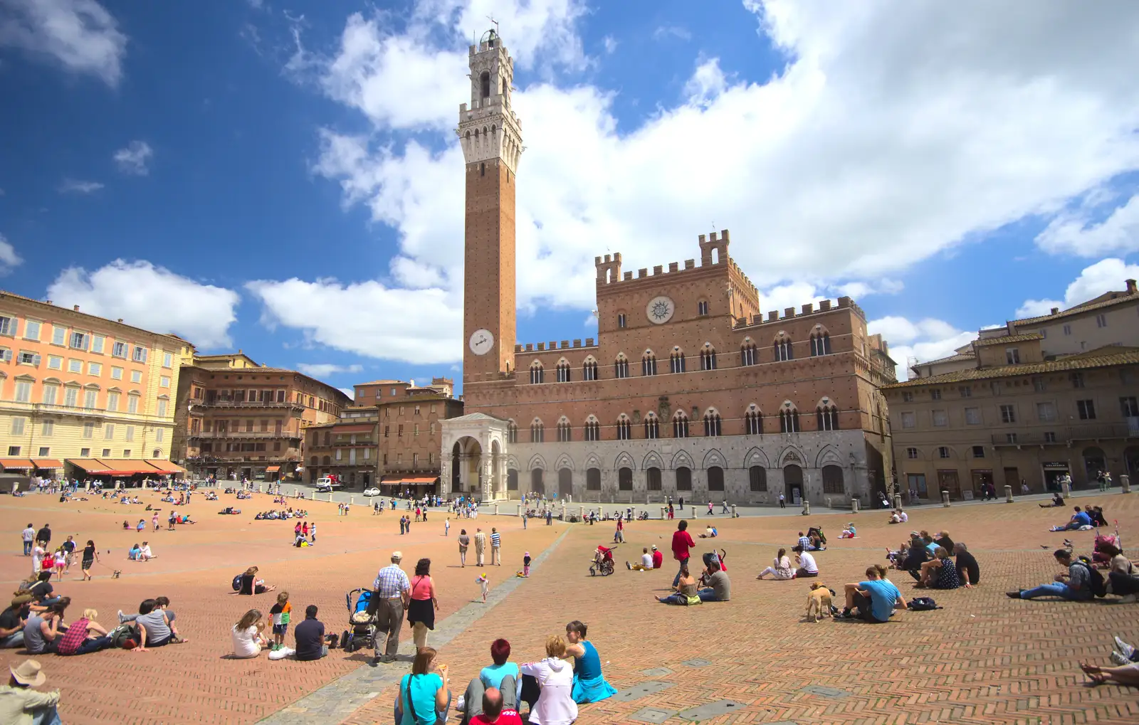 A dramatic fish-eye view of the Piazza del Campo, from A Tuscan Winery and a Trip to Siena, Tuscany, Italy - 10th June 2013