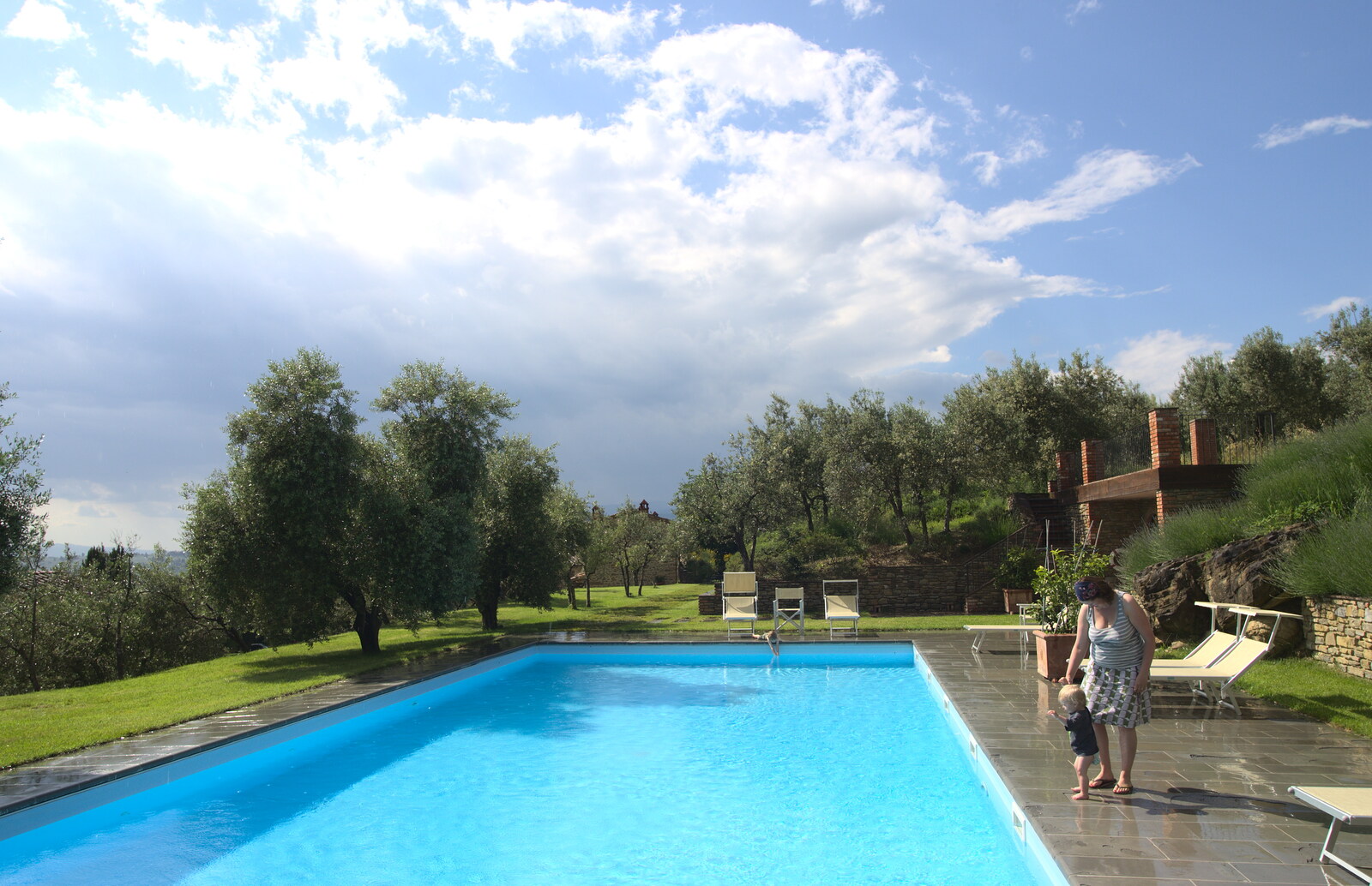 Fred and Isobel on the wet pool-side from Italian Weddings, Saracens and Swimming Pools, Arezzo, Tuscany - 12th June 2013