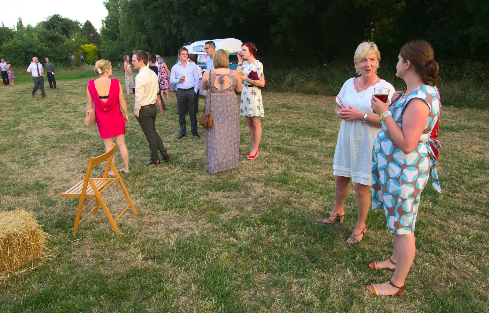 Isobel talks to formerly-known-as-Amandines Sue, from The BBs Play Steph's Wedding, Burston, Norfolk - 13th July 2013