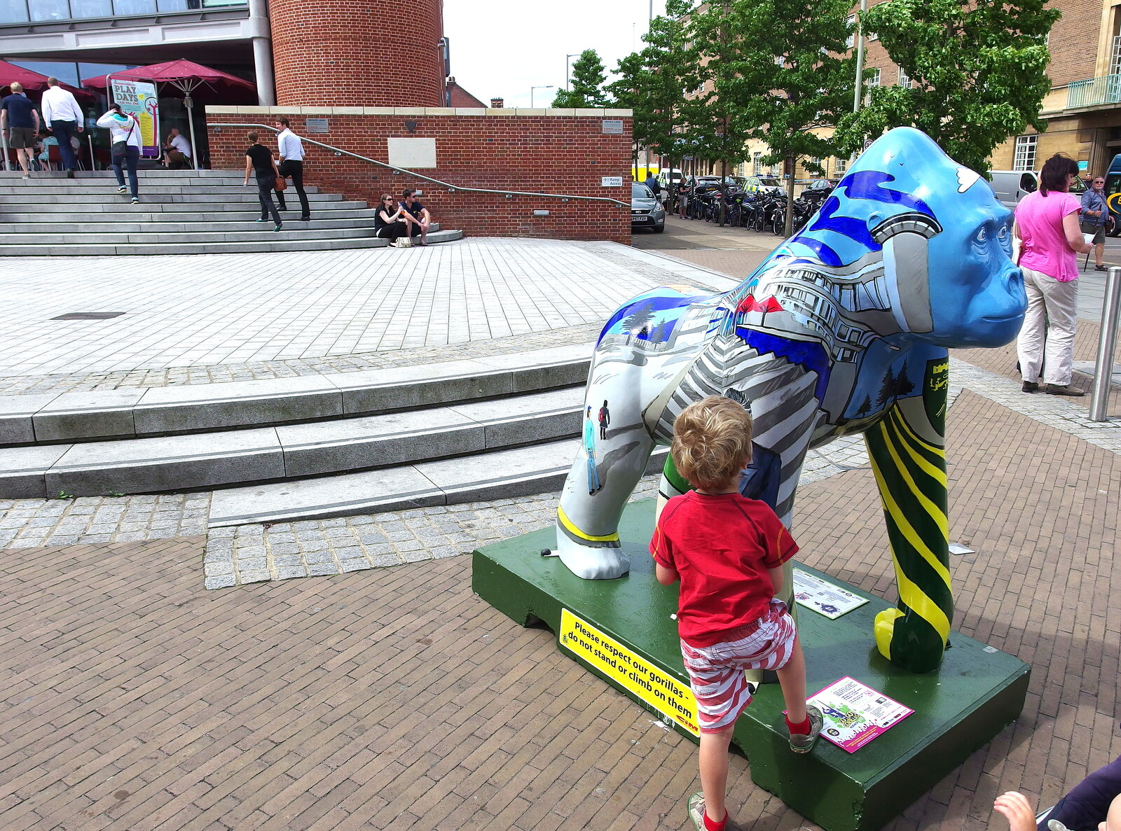 Fred looks at a gorilla near the Forum from The Gorillas of Norwich, Norfolk - 5th August 2013