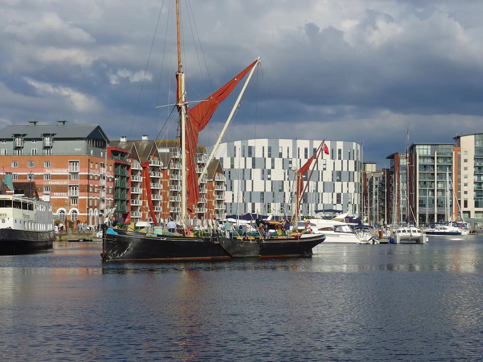 A barge pulls up in the marina, from A Trip to Pizza Express, Nepture Quay, Ipswich, Suffolk - 9th August 2013