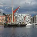 A barge pulls up in the marina, A Trip to Pizza Express, Nepture Quay, Ipswich, Suffolk - 9th August 2013