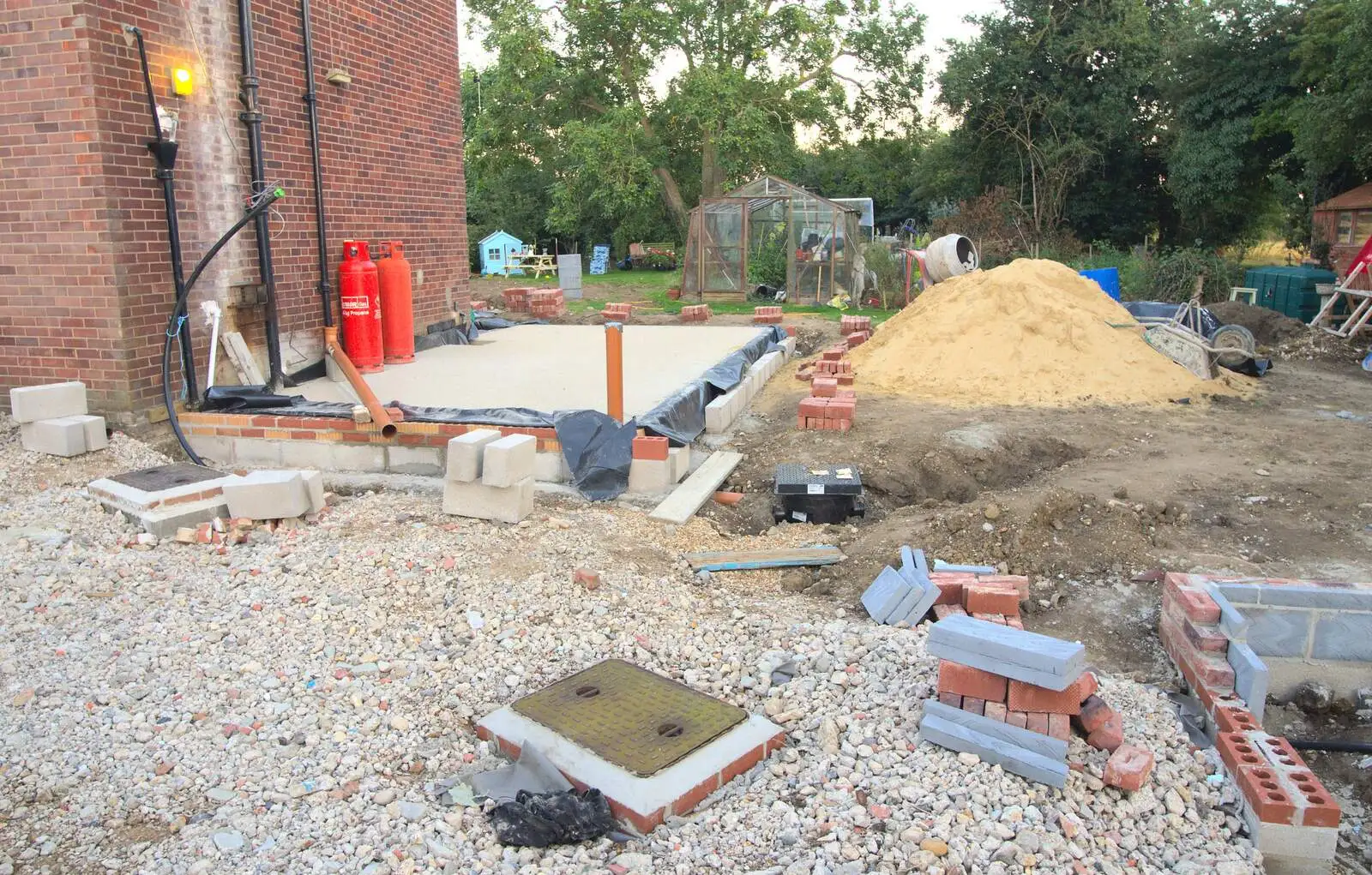 The side extension takes shape, from Bressingham Gardens, and Building Progress, Brome, Suffolk - 26th August 2013