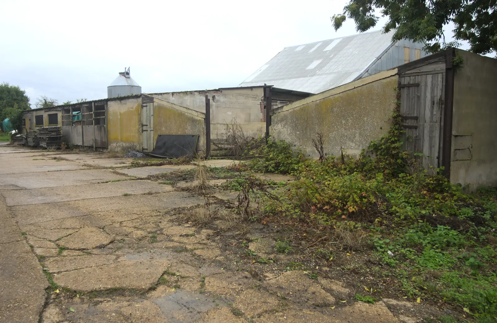 Derelict farm buildings outside Hoxne, from The Low House Beer Festival, Laxfield, Suffolk - 15th September 2013