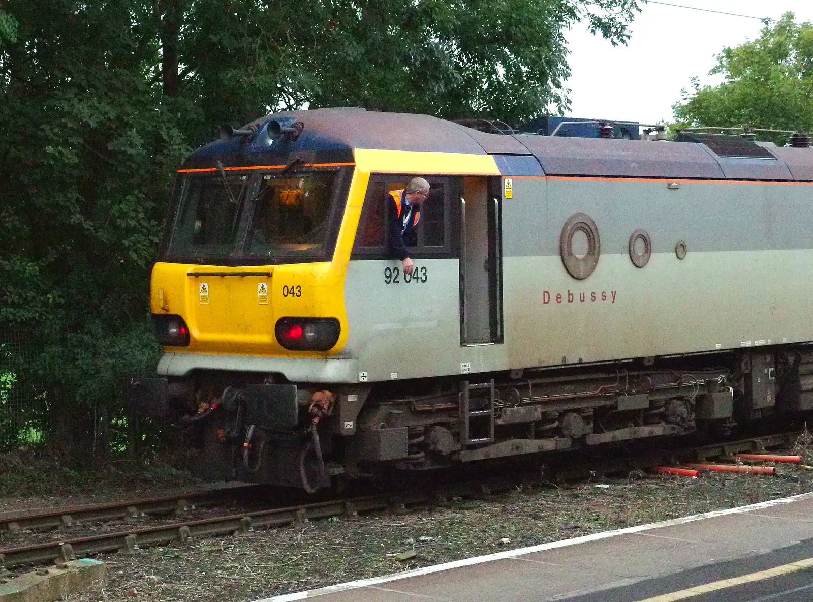 Class 92 - 92043 'Debussy' - tests its pantograph, from A Rachel and Sam Evening, Gwydir Street, Cambridge - 19th October 2013