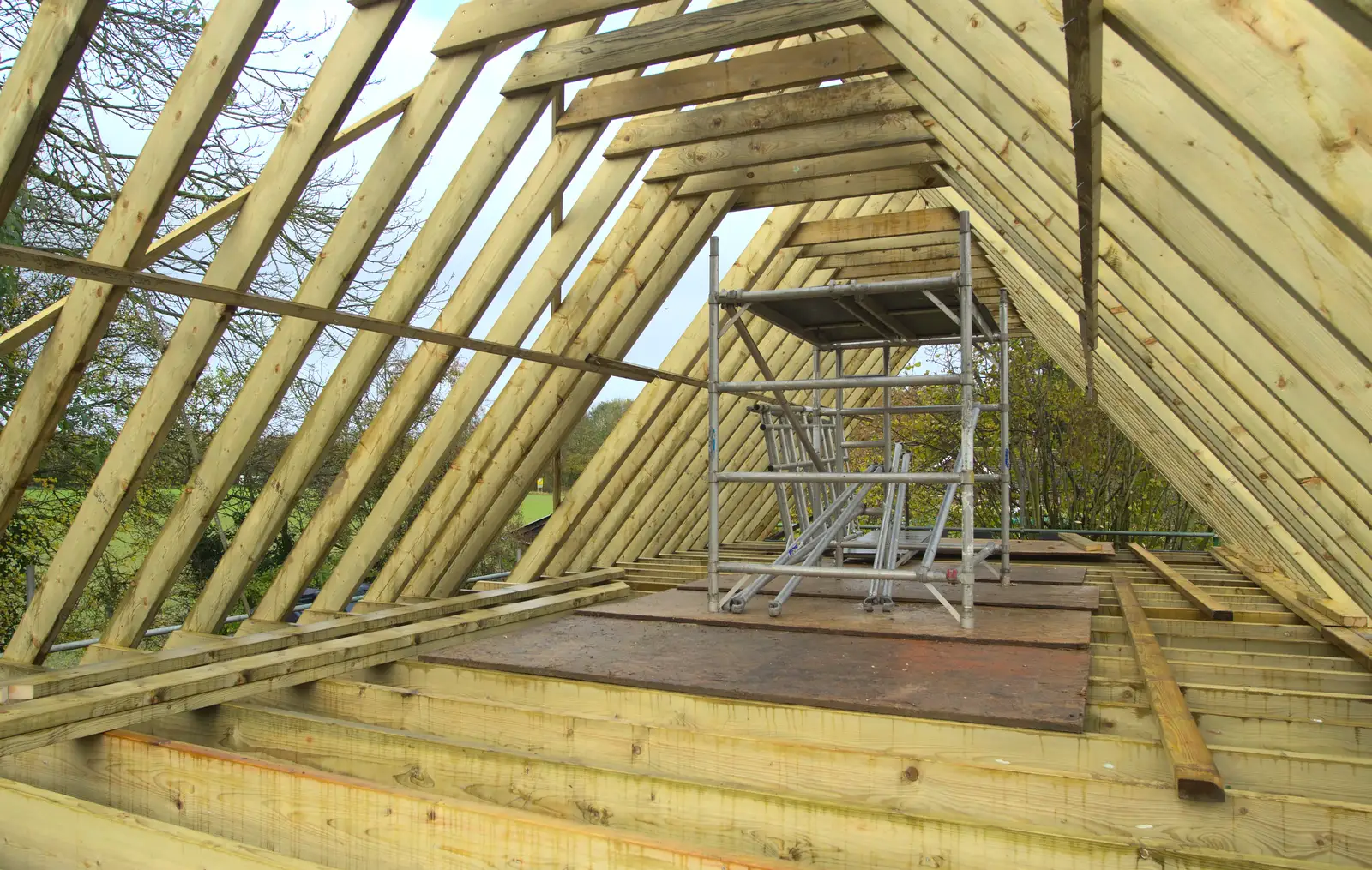 The new office goes up, from More Building and Palgrave Playground, Suffolk - 24th November 2013