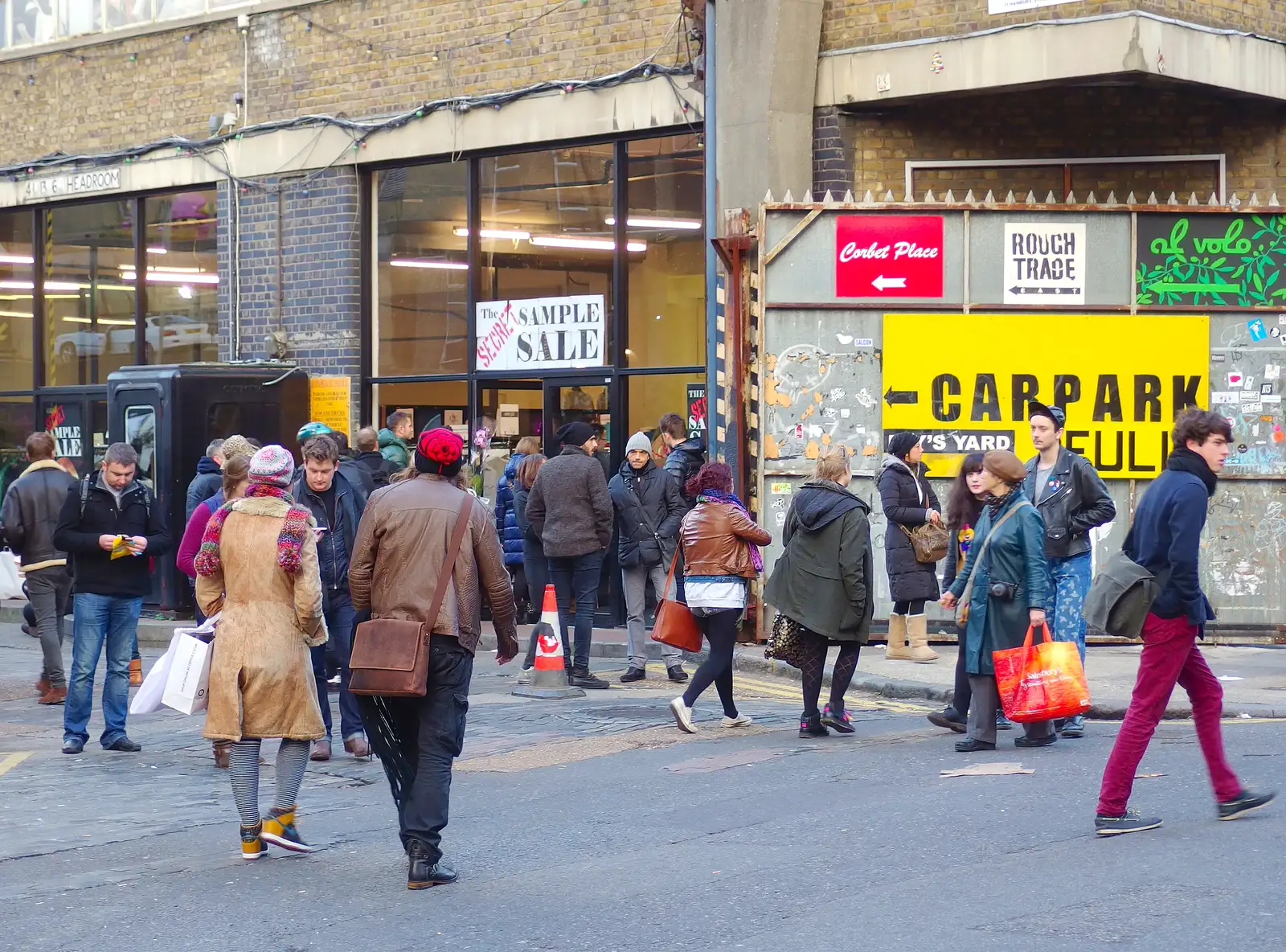 Crowds on Hanbury Street, from Lunch in the East End, Spitalfields and Brick Lane, London - 1st December 2013