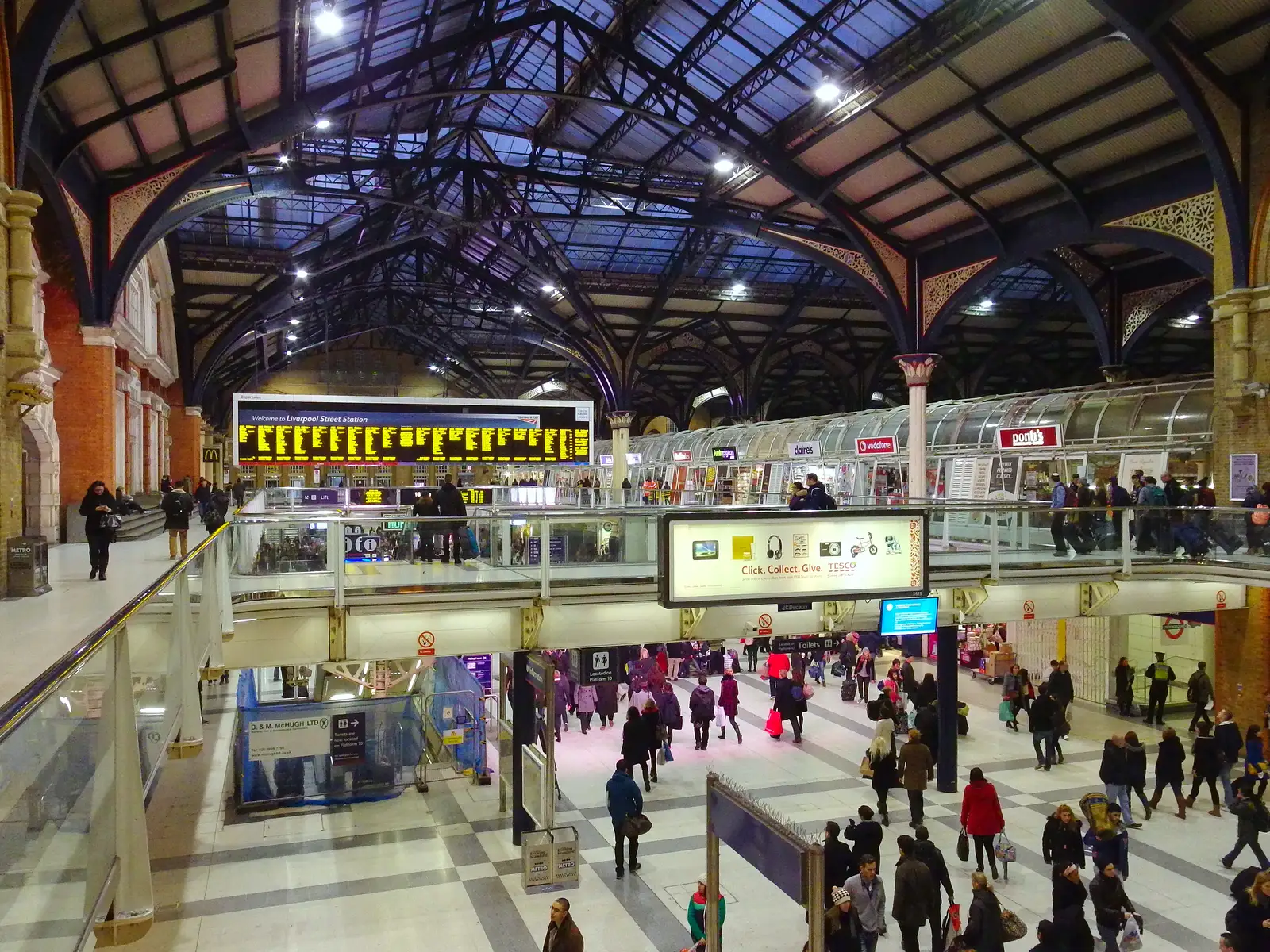 It's a winter's evening at Liverpool Street, from Lunch in the East End, Spitalfields and Brick Lane, London - 1st December 2013