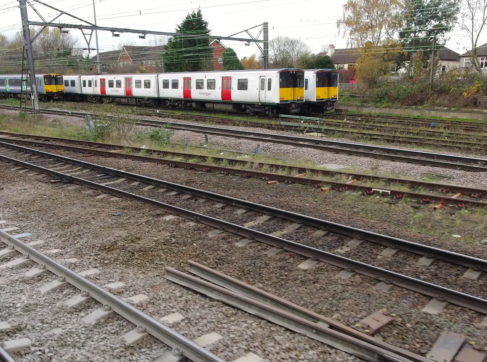 Class 315 'Tin can' commuter trains, from SwiftKey's Arcade Cabinet, and the Streets of Southwark, London - 5th December 2013